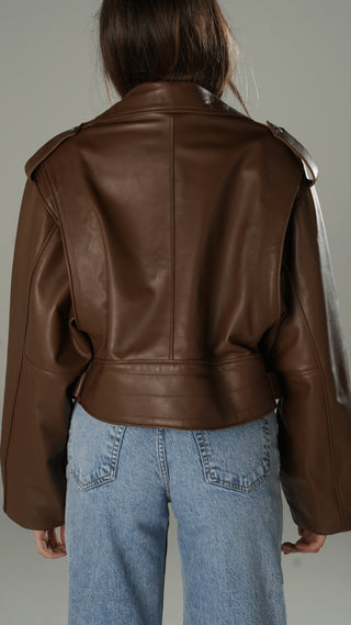 Chiodo biker over short in pelle marrone